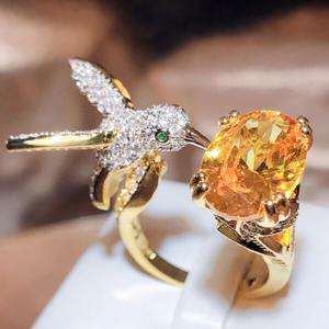 TEMU 남녀 모두에게 적합한 아름다운 디자인의 노란색 합성 보석 벌새 반지. 일상, 결혼식, 약혼식, 연회, 파티 및 휴일에 완벽합니다. 이 고품질 동물 테마 주얼리는 오픈형 조절 가능 디자인이 특징입니다.