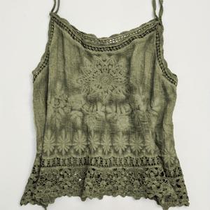 TEMU 패치워크 디자인과 속이 빈 밑단, 방향성 자수가 특징인 루즈핏 민소매 탑입니다. 빈티지 염색 스타일이며 편안한 착용감을 제공하여 해변 휴가 및 다재다능한 스타일링에 적합합니다.