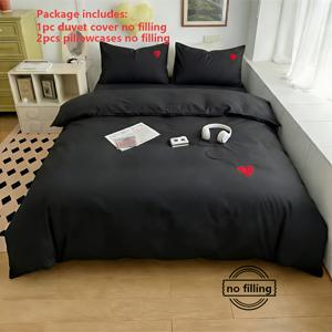 TEMU 이 제품은 3피스 이불 커버 세트이며, 레드 하트 자수 디자인으로 구성되어 있습니다. 이불 커버 1개와 베갯잇 2개로 구성되어 있습니다. 편안하고 통기성이 좋으며, 지퍼로 여밈이 가능하며, 세탁기 사용이 가능하며, 사계절 내내 사용할 수 있으며, 킹 사이즈로 제공됩니다.