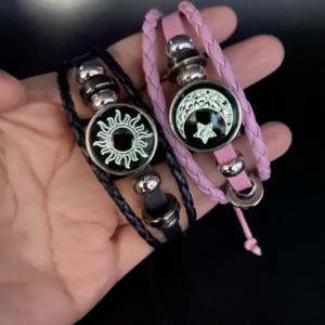 TEMU 태양, 달, 별이 새겨진 반짝이는 패션 수제 팔찌 2개 세트. 음악 축제, 스승의 날, 개학 시즌에 친구를 위한 빛나는 주얼리 선물로 완벽합니다.