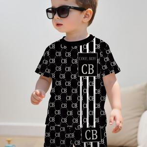 TEMU 세련된 블랙 앤 화이트 체크 패턴이 돋보이는 아기 남아용 새로운 여름 투피스 세트입니다. 'COOL BOY' 프린트가 있는 라운드넥 티셔츠와 매칭되는 반바지로 구성되어 야외 활동에 적합합니다.