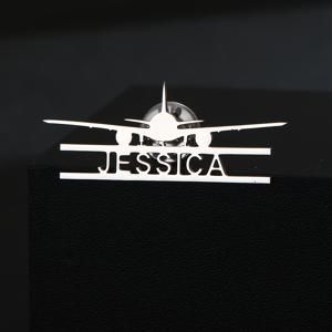 TEMU 스테인리스 스틸 소재의 맞춤형 비행기 브로치. 남녀 모두를 위한 맞춤 레터 핀이 특징이며 셔츠, 정장에 이상적이며 결혼 선물로도 좋습니다.