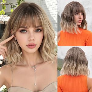 TEMU 12인치 브라운 , 앞머리, 다크 루트가 특징인 짧고 곱슬머리 스타일의 여성용 가발입니다. 고온 기계 화학 섬유로 제작되었으며, 조절 가능한 로즈 메시 커버가 함께 제공됩니다.