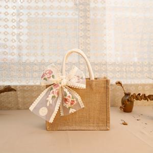 TEMU 1개, 레이스 리본이 달린 천연면 토트백 - 재사용 가능하고 내구성 있는 황마 수제 선물 핸드백 (웨딩, 신부들러기, 장보기, 여자친구생일파티, 할로윈)