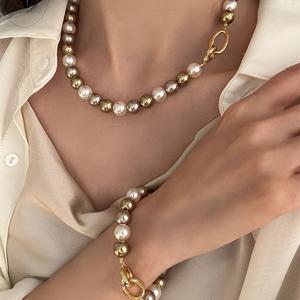 TEMU 여성을 위한 완벽한 일상 착용, 파티, 휴일 선물로 적합한 유니크한 혼합 컬러 커피 인공 진주 목걸이 및 팔찌가 포함된 빈티지 2피스 세트입니다.