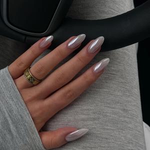 TEMU 크롬 디자인의 아몬드 모양 화이트 프레스온 네일. 솔리드 컬러의 중간 크기 인조 손톱이며, 광택이 있고 풀 커버형으로 재사용 가능한 아크릴 네일이며 여성과 남성 모두에게 적합합니다. 30개 팩으로 제공됩니다.