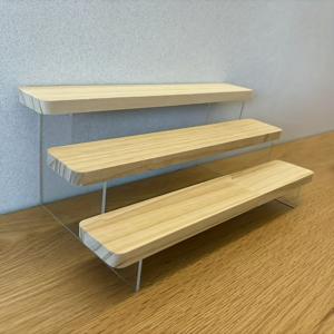 TEMU 3단 아크릴 및 원목 디스플레이 스탠드, 보관에 이상적이며 책상, 식사 공간, 사무실 등 다양한 환경에서 사용할 수 있습니다. 작업 공간 장식을 향상시키세요.