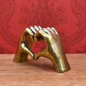 TEMU 빈티지 황동 하트형 손 조각상, 영원한 조각 - 얽힌 하트 손 장식, 로맨틱 커플 선물 및 기념일 선물, 전기 필요 없음, 크리스마스, 추수감사절, 새해, 할로윈, 계절별 홈 데코에 적합 | 빈티지 하트형 손 | 정교한 장인 정신, 사랑 장식, 크리스마스 및 할로윈 장식에 이상적, 가을 홈 데코 수집용 조각상