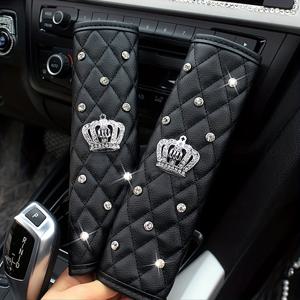 TEMU 자동차 안전벨트 어깨 패드 커버 - 럭셔리 라인스톤 크라운 디자인 미끄럼 방지 그립, 부드러운 PU 가죽 쿠션 보호대 - 모든 차량(승용차, SUV, 트럭)과 호환 - 완벽한 차량 내부 액세서리 선물, 안전벨트 커버 어깨 스트랩, 차량 안전 액세서리, 고품질 패딩, SUV 운전자, 크리스마스 선물