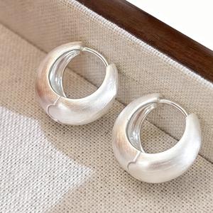 TEMU 정품 프로스트 브러시드 후프 귀걸이, 유니크한 디자인, 기하학적 모양과 스타일 특징