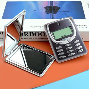 TEMU 1개 세련된 직사각형 메이크업 거울, 클래식 빈티지 전화기 디자인과 선명한 버튼 및 화면, 한때 인기 있던 통신 아이템, 여성들을 위한 독특하고 멋진 휴대용 PU, 편리한 접이식 미니 핸드헬드 플립 거울, 생일, 휴일, 발렌타인데이, , 가족, 연인을 위한 이상적인 선물 - 휴대용, 조절 가능한 디자인, 어떤 경우에도 완벽한 제품