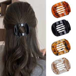 TEMU 빈티지 엘레강스 글로시 블랙 프린트 아크 모양 중간 크기 헤어 클립 4개 세트. 뒷머리 부분에 쉽고 미끄럼 방지 그립을 위해 디자인되었으며, 포니테일 및 일상 외출 또는 캐주얼 모임에 적합합니다.