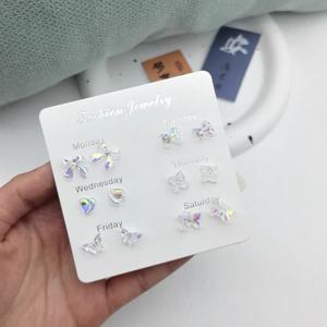 TEMU 귀여운 곰돌이와 리본 디자인의 초미세 레진 저자극 이어링 12개 세트입니다. 여성의 일상복에 완벽하며 이상적인 선물입니다.