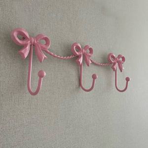 TEMU 1개 금속 벽걸이형 리본 키홀더 - 프렌치 컨트리 러스틱 스타일 장식 코트 & 열쇠 걸이, 2개의 후크 포함, 귀여운 INS 에스테틱 홈 데코, 현관, 침실, 아이방, 기숙사용, 벽걸이 키 홀더, 기숙사 정리함, 패브릭 행거