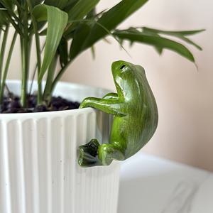 TEMU 수집용 피규린, 미니 사이즈 귀여운 수지 개구리 조각상 1개, 화분 위를 오르는 모습, 실내 장식 조각품, 정원 및 가정 장식용으로 완벽, 추수감사절, 어머니의 날, 할로윈, 크리스마스용 이상적인 선물, 깃털 없음, 전기 필요 없음