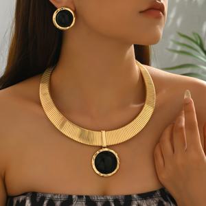 TEMU 2개 세트: 여성용 트렌디하고 독특한 메탈 스타일 와이드 초커 목걸이(블랙 반구형 스톤 펜던트 포함), 심플하면서도 고급스러운 스톤 인레이 버튼형 스터드 귀걸이 세트. 데일리웨어, 파티, 휴일 의상에 적합