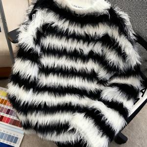 TEMU 새로운 스타일의 인조 밍크 스웨터는 두껍고 부드러운 블랙 앤 화이트 스트라이프가 특징이며 남녀 모두에게 적합합니다. 라운드넥 디자인으로 캐주얼하고 편안한 착용감을 제공합니다.