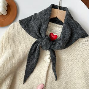 TEMU 여성을 위한 스타일리시하고 다재다능한 단색 삼각 스카프. 에어컨 방에서 캐주얼하게 착용하기에 완벽하며 장식용 목 따뜻이 역할도 합니다.