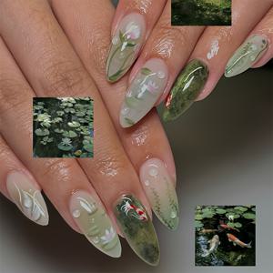TEMU 여성 패션 선호도를 완벽하게 반영하는 손으로 그린 연꽃 연못, 연잎, 잉어, 3D 투명 물방울이 특징인 풀 커버 디자인의 중간 크기의 아몬드 모양의 24개 프레스온 네일 세트