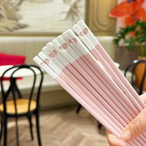 TEMU 새로운 스타일 5쌍 팩 핑크 핑크 여성스러운 하트 테마 고급 알로이 젓가락, , 곰팡이 방지 식품 등급 재사용 가능한 플라스틱 식기, 가정용. 건강하고 안전함