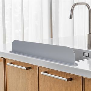 TEMU 주방용으로 설계된 싱크대 틈새 브러쉬가 함께 제공되는 스플래시백. 실리콘 소재로 제작되었으며, 식기세척기에도 적합하며 다용도 배수구 보관 랙으로 사용할 수 있어 조리대에서 물을 절약할 수 있습니다.