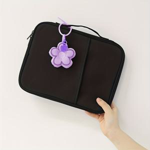 TEMU 플로럴 펜던트가 달린 폴리에스터 소재 대용량 태블릿 보관 가방. 충격 흡수 기능과 별도의 수납 공간으로 디자인되어 9-11인치 태블릿 보관 및 보호에 적합하며, 휴대하기 편리한 손잡이가 장착되어 있습니다.