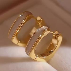 TEMU 여성들이 휴일 파티, 연회, 또는 캐주얼 데일리룩으로 착용하기에 완벽한 에나멜 소재의 아름다운 골드 후프 귀걸이. 생일 선물로도 우아한 선택이며 가을, 겨울 주얼리 컬렉션에 적합합니다.