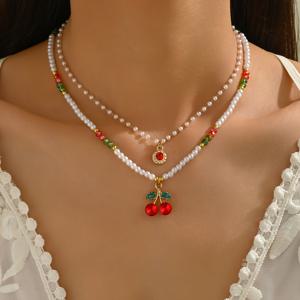 TEMU 빈티지 휴가 스타일 레드 프루트 체리 목걸이 2세트, 패셔너블한 니치 디자인과 달콤하고 귀여우며 우아한 핸드비즈 매력. 여성들이 일상, 파티, 휴가, 음악 축제, 댄스, 결혼식 및 기타 행사에 착용하기에 적합. 발렌타인데이, 어머니날, 크리스마스 선물로 어머니, 연인, 베스트 프렌드에게 이상적. 랜덤으로 배치된 비즈 모양과 색상으로 핸드메이드