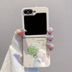 TEMU 그린 럭키 클로버가 있는 귀여운 작은 흰색 고양이, 삼성 갤럭시 Z 플립 6, Z 플립 5, Z 플립 4, Z 플립 3 5G용 풀 커버리지 블랙 앤 화이트 충격 방지 폰 케이스. 삼성 갤럭시용 TPU 접이식 스크린 폰 케이스, 전체 보호, 슬림하고 가벼운 디자인, 충격을 방지하기 위한 혼합된 튼튼한 쉘을 제공합니다.