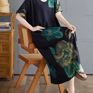 TEMU 플러스 사이즈 맥시 드레스, 화려한 꽃무늬 - 짧은 소매, V넥, 플로우이 A라인 스커트, 녹색 & 파란색 꽃이 검정색에, 봄/여름/가을에 완벽, 캐주얼에서 반공식 착용, 캐주얼 여름 드레스 | 스타일 | 텍스처