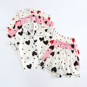 TEMU 하트 패턴이 돋보이는 청소년용 홈웨어 잠옷 3벌 세트. 봄/여름 스타일의 반팔 반바지로 제작되었으며, 캐주얼한 라운지룩에 완벽합니다. 청소년용으로 적합합니다.