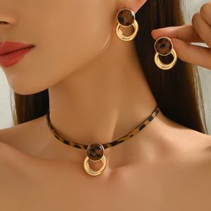 TEMU 가을/겨울 기품 있는 귀걸이 + 목걸이 여성 주얼리 2종 세트, 프린트 기하학적 찐빵 스터드, 속이 빈 비정형 펜던트, 코드 디자인의 패셔너블하고 미니멀한 스타일. 일상복, 출퇴근, 모임, 파티에 활용도 높으며, 선호되는 휴일 선물 선택