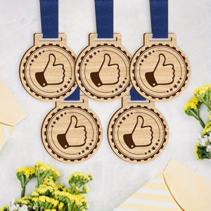 TEMU 2D 플랫 - 평면 표면에 2D 프린트, 'Thumbs Up' 심볼과 별 패턴이 있는 5개의 재활용 나무 졸업 메달 - 졸업 선물, 생일 선물, 창의적인 기념품, 졸업 장식을 위한 기념 목걸이 펜던트