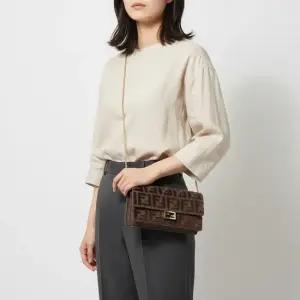 FENDI 25FW BAGUETTE CHAIN WALLET 8M0498 AT14 F0L1B) 바게트 체인 지갑)