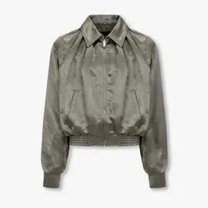 [롯데백화점]보브 밴딩 헴 지퍼드 새틴 점퍼 7115420905