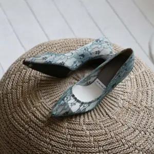 (올핀)여성구두 국내제작 뾰족코 망사 매쉬 자수 미들굽