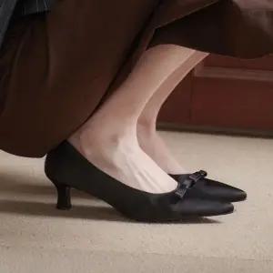 타크트로이메 (3일배송/빅사이즈 추가) Ring 링 리본 새틴 포인티드 토 펌프스