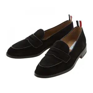 THOM BROWNE 톰브라운 바시티 스웨이드 페니 로퍼 (MFL087A 03050 001)