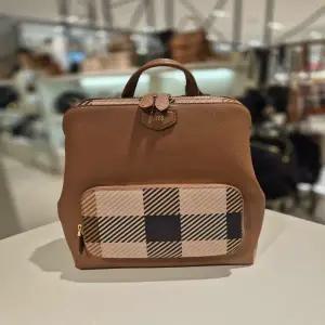 [닥스] DCBA6E680 [GREAT HOUSE CHECK PVC] 브라운 빅하우스체크 백팩 닥스핸드백가방