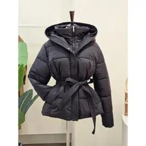 25FW4K9JP5014_하이넥 후드 벨티드 패딩 점퍼