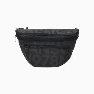 [롯데백화점]캘빈클라인 남성 리버시블 지퍼 새들백(HH3830-001)