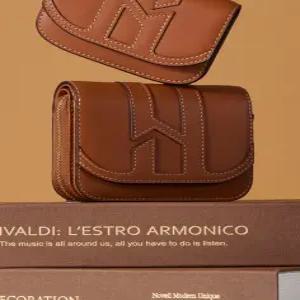 헤지스 액세서리 26SS [H20] 브라운 이니셜로고 소가죽 반지갑 HIWA6E560W2