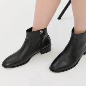 질스튜어트 뉴욕 여성 [시즌오프] 블랙 단색 소가죽 앵클부츠  (JSSO5D210BK)