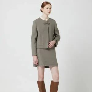 [롯데백화점]씨씨콜렉트 라운드넥 버클 장식 크롭 코트 C254MSG351