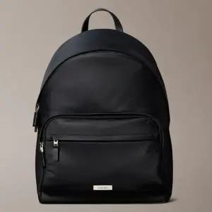 [롯데백화점]캘빈클라인 남녀공용 나일론 슬릭 라운드 백팩(4D3143G-UB1)