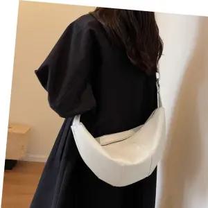 리빈샵 가죽 반달크로스백 숄더백 호보백 여성가방