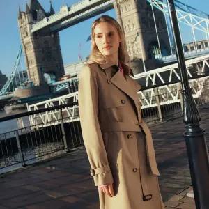 [아쿠아스큐텀][26년새해특가]아쿠아스큐텀 라이크라 트렌치코트