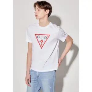 [롯데백화점]게스 남성 오리지널 삼각 반팔 티셔츠 NP2K9405