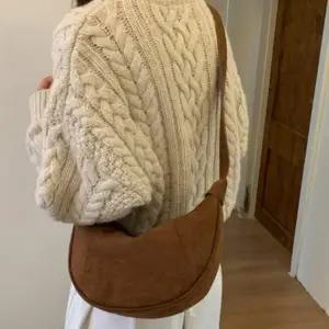 CCB41A5여성용 부드러운 스웨이드 미니 크로스백 하프문 디자인