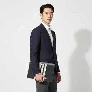 [톰브라운] 컬리 메리노 스몰 클러치백 151485703